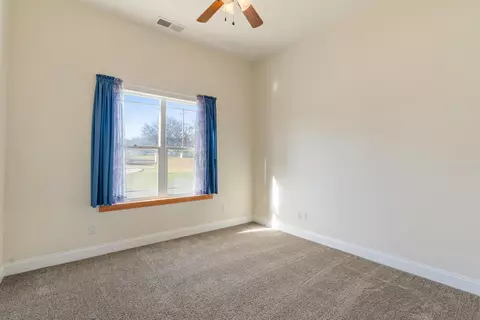 Bedroom - 14860 Oak Knoll Dr, Red Bluff, CA 96080 photo 4 of 10