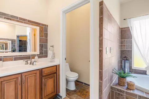 Bath - 14860 Oak Knoll Dr, Red Bluff, CA 96080 photo 4 of 7