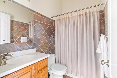 Bath - 14860 Oak Knoll Dr, Red Bluff, CA 96080 photo 6 of 7