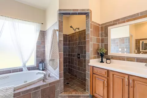 Bath - 14860 Oak Knoll Dr, Red Bluff, CA 96080 photo 3 of 7