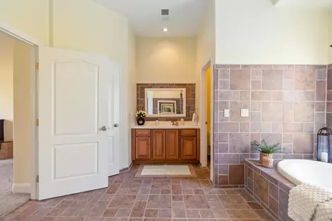 Entry Way - 14860 Oak Knoll Dr, Red Bluff, CA 96080 photo 7 of 8