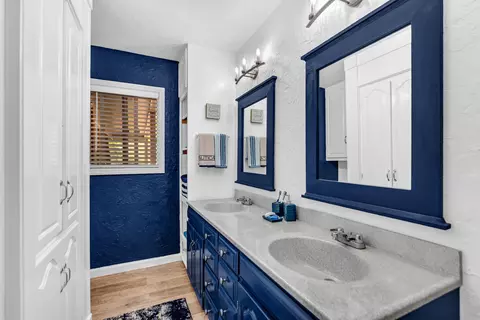 Bath - 5386 Elm Ln, Redding, CA 96001 photo 2 of 3