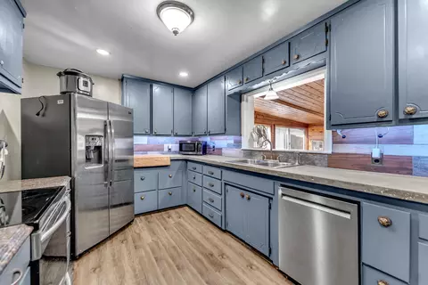 Kitchen - 5386 Elm Ln, Redding, CA 96001 photo 2 of 6