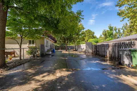 Exterior - 5386 Elm Ln, Redding, CA 96001 photo 7 of 9