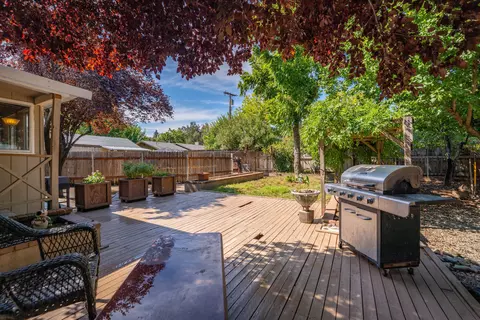 Exterior - 5386 Elm Ln, Redding, CA 96001 photo 4 of 9