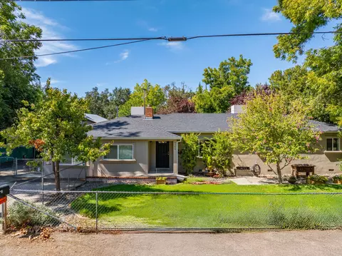 5386 Elm Ln, Redding, CA 96001