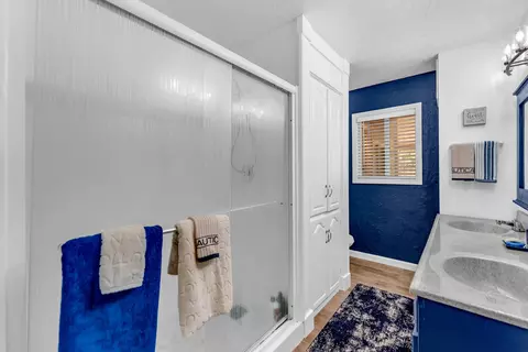 Bath - 5386 Elm Ln, Redding, CA 96001 photo 1 of 3