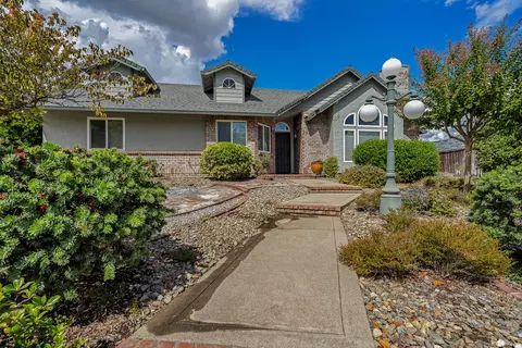 2680 Howard Dr, Redding, CA 96001