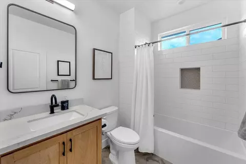 Bath - 3875 Thomason Trl, Redding, CA 96002 photo 3 of 3