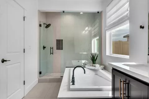 Bath - 3875 Thomason Trl, Redding, CA 96002 photo 1 of 3