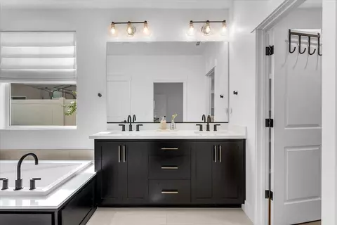Bath - 3875 Thomason Trl, Redding, CA 96002 photo 2 of 3