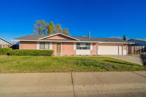 1025 Dara Ct, Redding, CA 96003
