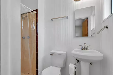 Bath - 2541 Center Waverly Ave, Redding, CA 96001 photo 2 of 4