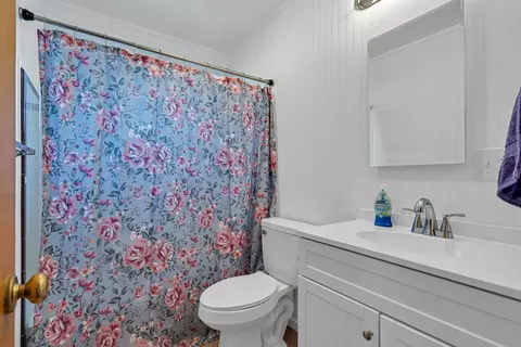 Bath - 2541 Center Waverly Ave, Redding, CA 96001 photo 3 of 4