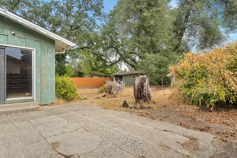 Exterior - 2541 Center Waverly Ave, Redding, CA 96001 photo 4 of 5