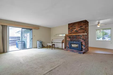 Living - 2541 Center Waverly Ave, Redding, CA 96001 photo 3 of 6