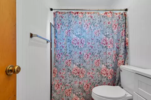 Bath - 2541 Center Waverly Ave, Redding, CA 96001 photo 4 of 4