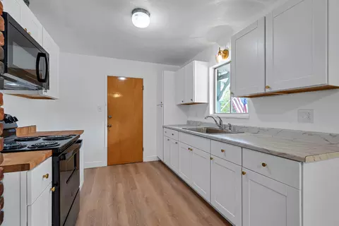 Kitchen - 2541 Center Waverly Ave, Redding, CA 96001 photo 2 of 3