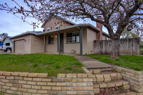 1208 Riviera Dr, Redding, CA 96001