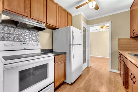 Kitchen - 2165 Paris Ave, Redding, CA 96001 photo 4 of 5