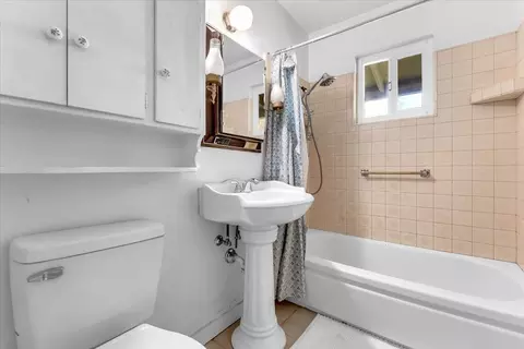 Bath - 2165 Paris Ave, Redding, CA 96001 photo 1 of 1
