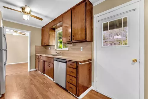 Kitchen - 2165 Paris Ave, Redding, CA 96001 photo 5 of 5
