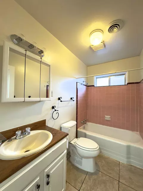 Bath - 1816 Garden Ave, Redding, CA 96001 photo 1 of 1