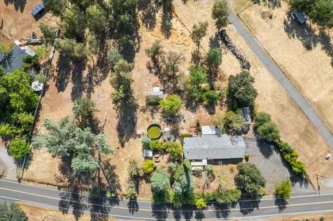 14086 Old Oregon Trl, Redding, CA 96003