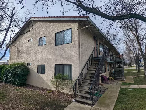 Exterior - 1313 Lancers Ln, Redding, CA 96003 photo 4 of 10