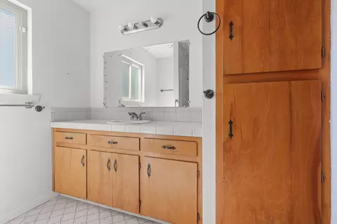 Bath - 21077 Dodson Ln, Anderson, CA 96007 photo 2 of 4