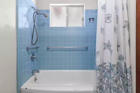 Bath - 21077 Dodson Ln, Anderson, CA 96007 photo 4 of 4