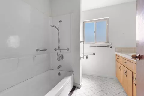 Bath - 21077 Dodson Ln, Anderson, CA 96007 photo 1 of 4