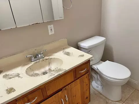 Bath - 12097 Romar St, Redding, CA 96003 photo 2 of 2