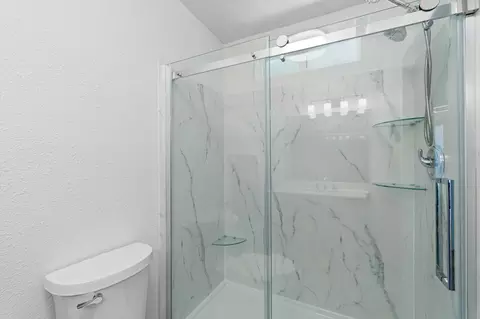 Bath - 1728 Almaden Dr, Redding, CA 96001 photo 2 of 3