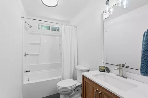 Bath - 1728 Almaden Dr, Redding, CA 96001 photo 3 of 3
