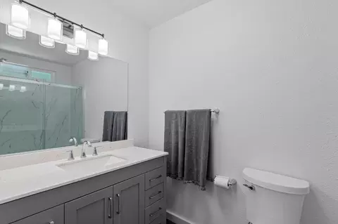 Bath - 1728 Almaden Dr, Redding, CA 96001 photo 1 of 3