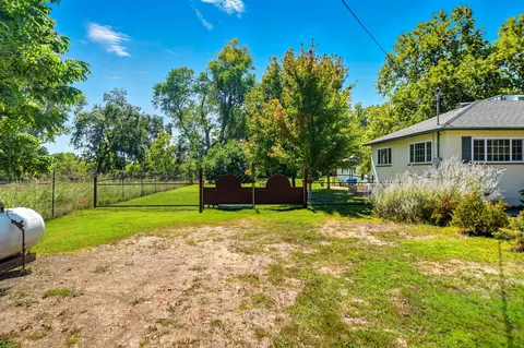 Exterior - 25031 Kauffman Ave, Red Bluff, CA 96080 photo 14 of 17