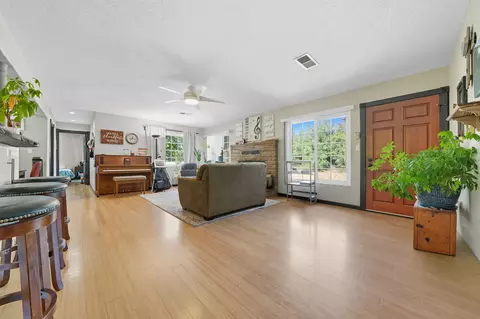 Entry Way - 25031 Kauffman Ave, Red Bluff, CA 96080 photo 1 of 2