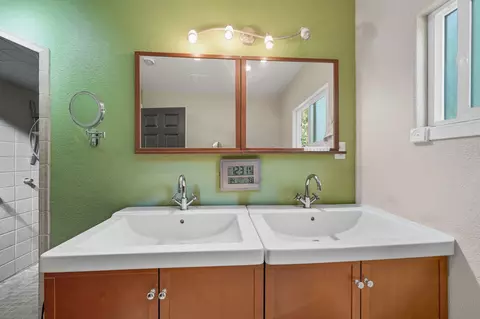 Bath - 25031 Kauffman Ave, Red Bluff, CA 96080 photo 2 of 6