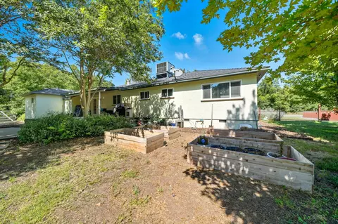 Exterior - 25031 Kauffman Ave, Red Bluff, CA 96080 photo 6 of 17