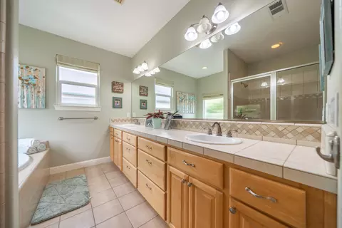 Bath - 2153 Oshea Way, Redding, CA 96003 photo 2 of 4