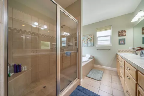 Bath - 2153 Oshea Way, Redding, CA 96003 photo 3 of 4