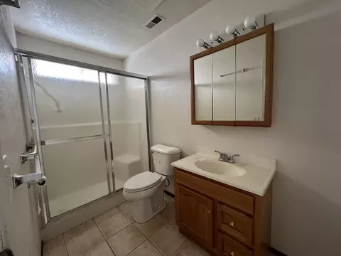 Bath - 5090 Bogie Ln, Redding, CA 96002 photo 3 of 3