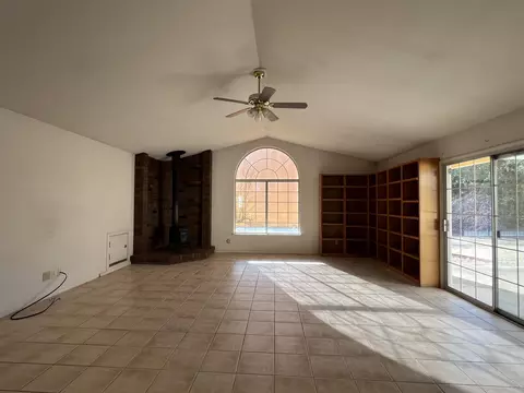 Living - 5090 Bogie Ln, Redding, CA 96002 photo 2 of 4