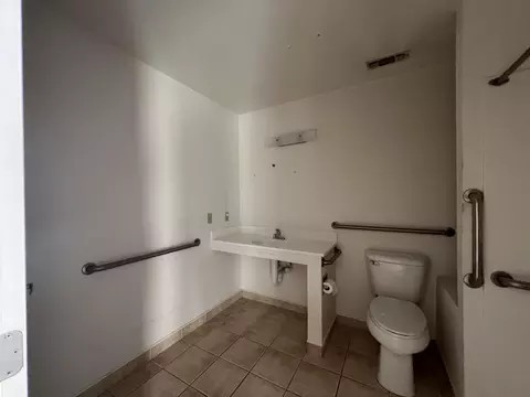 Bath - 5090 Bogie Ln, Redding, CA 96002 photo 1 of 3