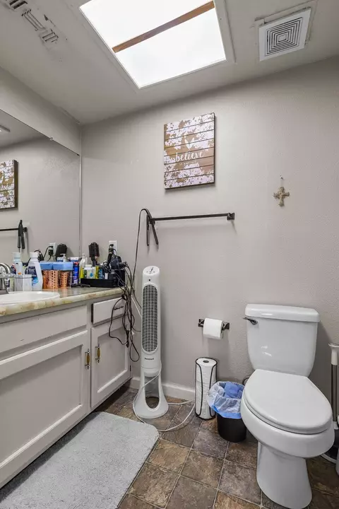Bath - 378 Newport Dr, Redding, CA 96001 photo 2 of 3