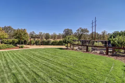 Exterior - 3863 Indian Wells Ln, Redding, CA 96002 photo 15 of 23