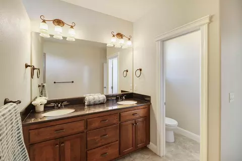 Bath - 3863 Indian Wells Ln, Redding, CA 96002 photo 6 of 9