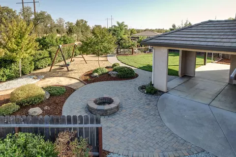 Exterior - 3863 Indian Wells Ln, Redding, CA 96002 photo 4 of 23