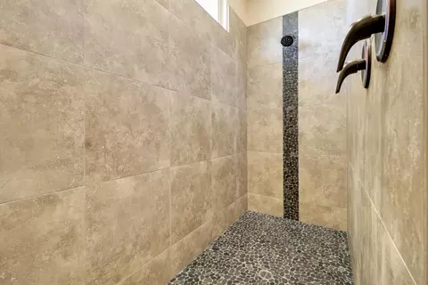 Bath - 3863 Indian Wells Ln, Redding, CA 96002 photo 7 of 9